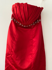 红色短款小礼服，拉链款，抹胸有胸杯，适合100斤左右的妹妹