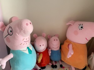 小猪佩奇猪妈妈猪爸爸和佩奇乔治4个玩偶，猪妈妈肚子被画了（图