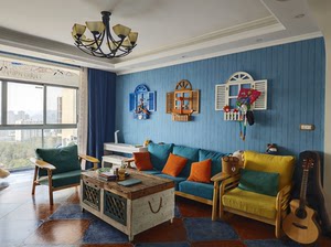 出蓝色系的地中海风格三居室，使用了蓝色的实木地板和蓝色的墙壁