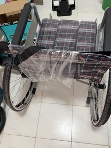 金昌达轮椅全新，300元，在屋里拆开后推了一下未使用。轮胎稍