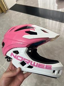 Norwee（诺威）头盔，颜色为粉白相间，全封闭式，可拆卸。