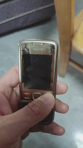 诺基亚黄金版8800手机，刚换的电池开机有震动，屏幕不显示。