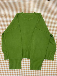 草绿色圆领毛衣，左右两边小开叉设计，几乎全新，均码的，宽松版