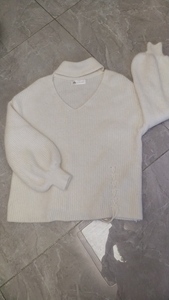 白色针织毛衣，成分含貂绒。暖和，样式好看，灯笼袖，三百多买了