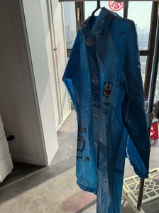 多啦爱梦联名款儿童雨衣，全新正品，背部带书包位，可以从三年级