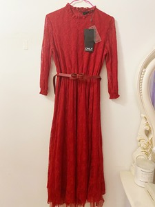 法式蕾丝红色长裙，only专柜买的，仅试穿过 吊牌没摘，当时