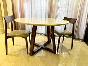 白岩石板台面实木台脚餐桌，9成新，健威家具的