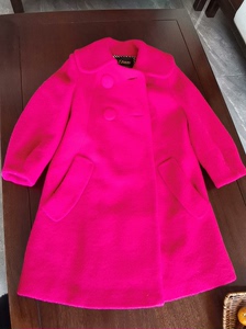 #大衣 艾格的一款火龙果色A 字版型羊毛大领子大衣。大大的娃