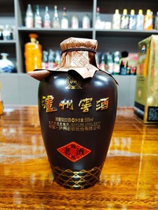 2015年泸州窖酒陶坛老酒，光瓶装，产自四川泸州老窖股份有限