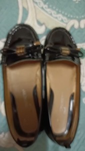 商场专卖店购买菲伯丽尔软亮漆皮一脚蹬女鞋，后换的平底跟，后脚