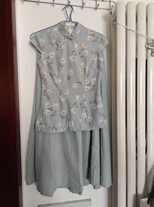 上身旗袍，下身裙子，棉麻材质，学校写生的时候在宏村买的，上身