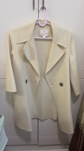 西纳维思大衣，奶白色，155码的，面料是100%羊毛的，中款