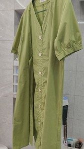 牛油果绿连衣裙女夏棉麻法国小众显瘦V领裙子绿色法式复古桔梗裙