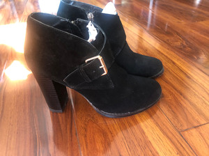 达芙妮专柜正品女靴 剖层牛皮绒面革 黑色短靴  八成新。码数