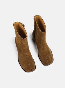 23秋冬新款绒面麂皮猪蹄分趾短靴，真皮层皮鞋跟。颜色：咖啡色
