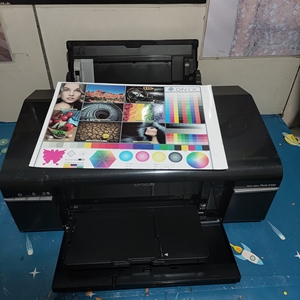 爱普生R330/L801喷墨照片打印机，机器为原装打印机，打