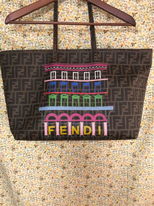 Fendi100周年纪念款限量版饺子包东京高岛屋百货购，尺寸