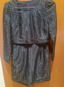 太平鸟专柜采购的连衣裙，外面黑纱一层与里面黑色打底连在一起，