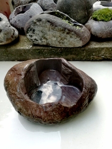 河里捡的鹅卵石制作的石头花器。