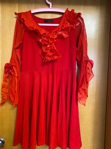 大红色连衣裙M号，面料有弹性，不起球，袖子是蕾丝的，质量很好