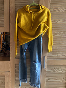 黄色针织套头卫衣搭配浅色破洞毛边九分牛仔裤，又酷又飒，是时尚