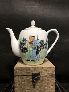 六十年代赵惠民手绘粉彩人物保卫祖国茶壶、画工精湛老练、色彩古