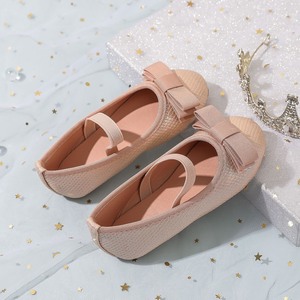 出一款粉色的女童鞋子，适合春秋季节穿着。柔软舒适。鞋子上装饰