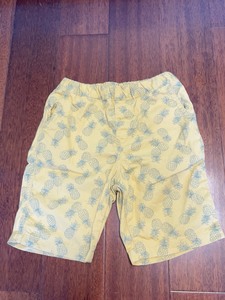 优衣库黄色男童短裤，菠萝图案，上身后舒适宽松，正品保证，尺码