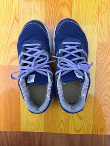 从美国带回来的正版阿迪鞋，女鞋运动款，保持地很干净。现在25