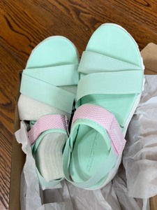 出Skechers斯凯奇女鞋，颜色为清新绿色，款式为凉鞋，鞋