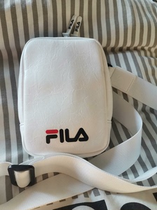 FlLA品牌单肩、斜挎、腰包三种背法。米白色，皮质柔软，好打