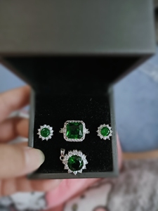 一套，也可以单买戒指，我最喜欢的绿，全新。耳钉和项链坠是一套