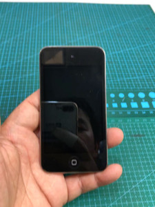 二手苹果iPod Touch 4(8GB)单机没有任何配件