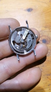 瑞士手表，米度撞陀自动手表，品相不怎样了看图，把头钢皮掉了，