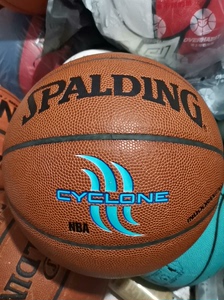 二手斯伯丁飓风七号篮球，正品支持鉴定，低价出售。