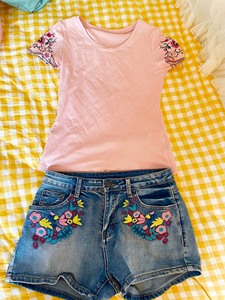 裂帛春夏粉色针织短袖刺绣T桖牛仔刺绣中腰短裤，腰头在肚脐位置