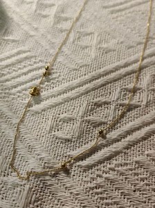 朋友送的金项链，很细，戴着不显老，周大生AU750，最近需要