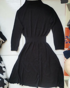 黑色针织连衣裙，中高领，收腰款，版型特别好，上身显瘦，八分袖