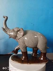 磁州窑花釉大象一只，七八十年七厂，牙有修，底有窑裂，送小象一