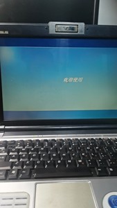 华硕F8S笔记本电脑，陈年老物，插上电源可以正常使用，键盘部
