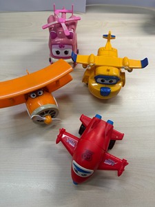 奥迪双钻超级飞侠玩具大号儿童变形机器人小爱、多多、胡须爷爷。