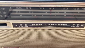 红灯2j8古董收音机，声音好大的，里面2个繁体字飞乐喇叭是新