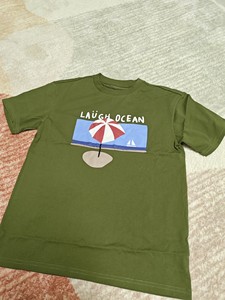 出军绿色的男童短袖T恤。韩国品牌，衣服上印有"Laugh O