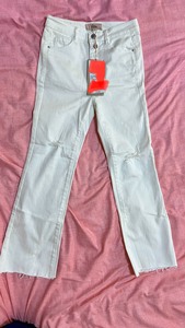 Veromoda 白色破洞八分或九分牛仔裤、全新，带吊牌！左