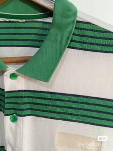 男士短袖 阿迪达斯短袖polo衫。衣身采用绿色和白色的条纹设