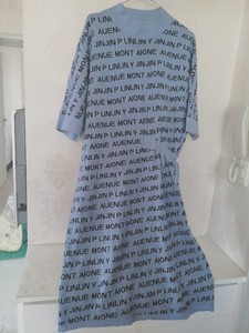 女毛衫针织衫连衣裙，连肩蝠蝠袖，字母蓝灰色，中长款均码。衣长