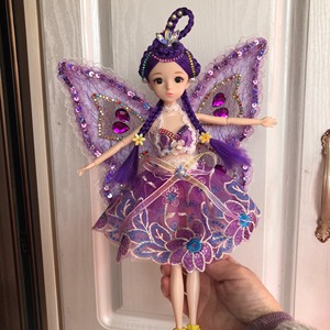 芭比娃娃美丽紫色蝴仙子在阳光明媚中飞来啦，衣服可换装，翅膀可
