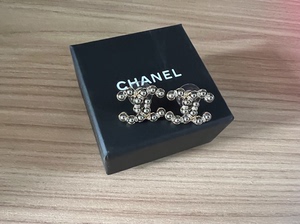 Chanel双C耳钉，19年10月购于上海恒隆，用过一次，闲