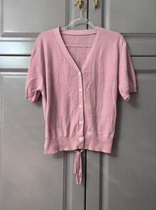 粉色法式针织衫，面料舒适亲肤不扎，下身可配伞裙、蕾丝裙、A字