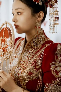 出一个红色的中式嫁衣，秀禾服，M码，材质为红色布料，颜色红色